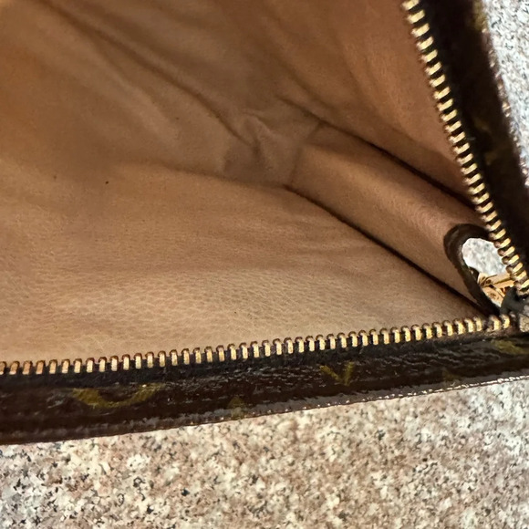 - Vintage LOUIS VUITTON Monogram Pouche Toilette 26 Clutch Bag converted - Picture 15 of 17